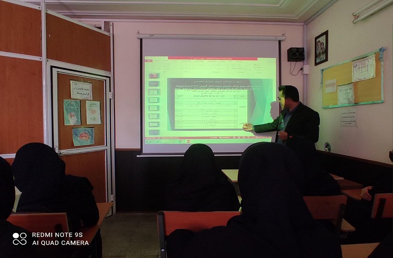 برگزاری جلسه انتخاب رشته و چگونگی برگزاری کنکور در دبیرستان نجمه