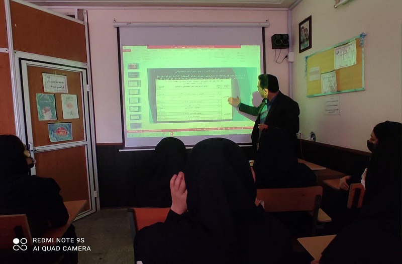 برگزاری جلسه انتخاب رشته و چگونگی برگزاری کنکور در دبیرستان نجمه