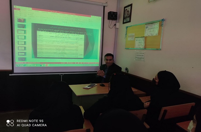 برگزاری جلسه انتخاب رشته و چگونگی برگزاری کنکور در دبیرستان نجمه