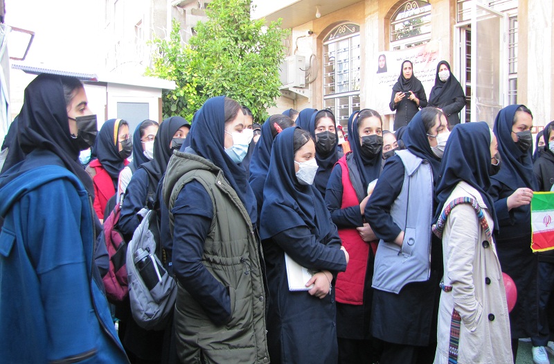دختران پرتلاش دبیرستان نجمه روز دانش آموز بر شما مبارک باد