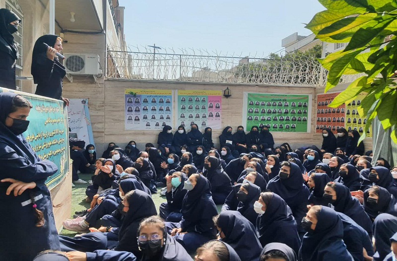 دختران پرتلاش دبیرستان نجمه روز دانش آموز بر شما مبارک باد