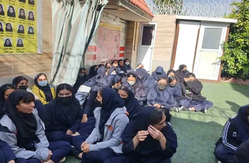 دختران پرتلاش دبیرستان نجمه روز دانش آموز بر شما مبارک باد