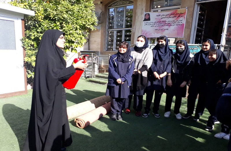 آموزش استفاده از کپسول آتش نشانی در دبیرستان نجمه
