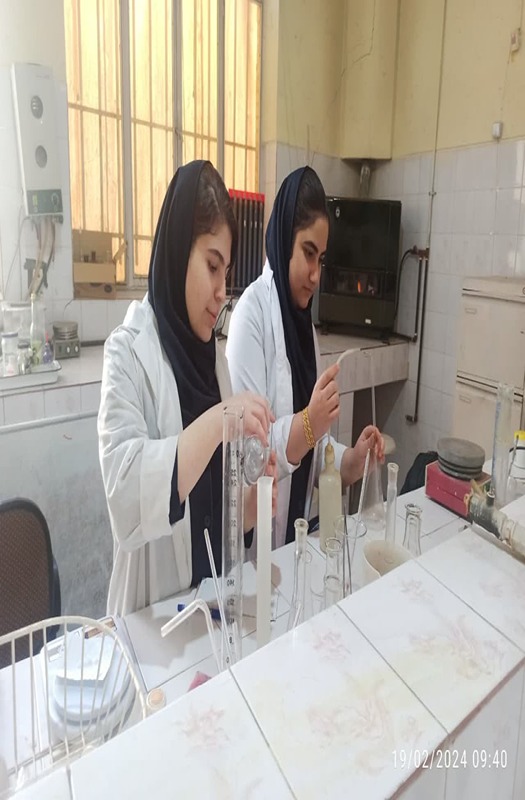 انجام آزمایش دانش آموزان دبیرستان نجمه